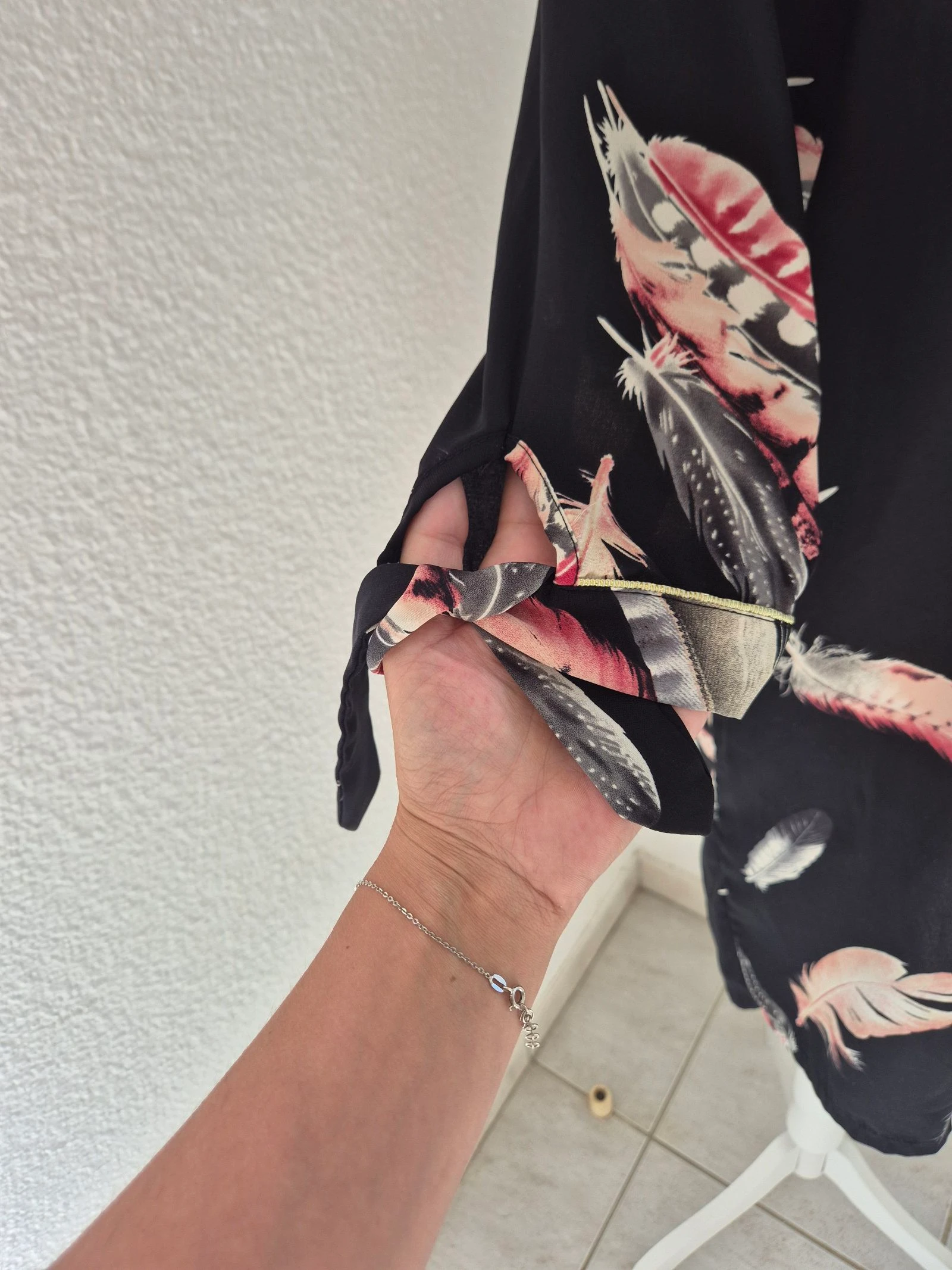 🖤 Vestido Vie Ta Vie preto com estampa de penas tamanho 1 (36/38) gola V mangas amarradas estilo boêmio chique – photo 3
